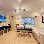 Elegant 4-Story Townhouse Near Victoria Station