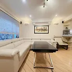 Elegant 4-Story Townhouse Near Victoria Station