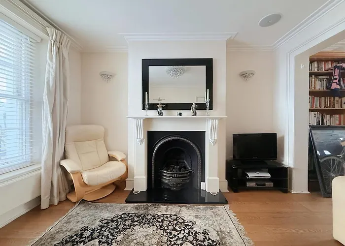 Elegant 4-Story Townhouse Near Victoria Station