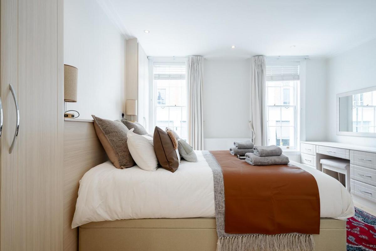 Elegant 4-story Townhouse Near Victoria Station Villa