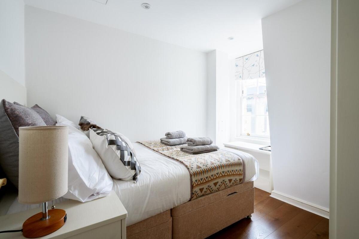 Elegant 4-story Townhouse Near Victoria Station Villa