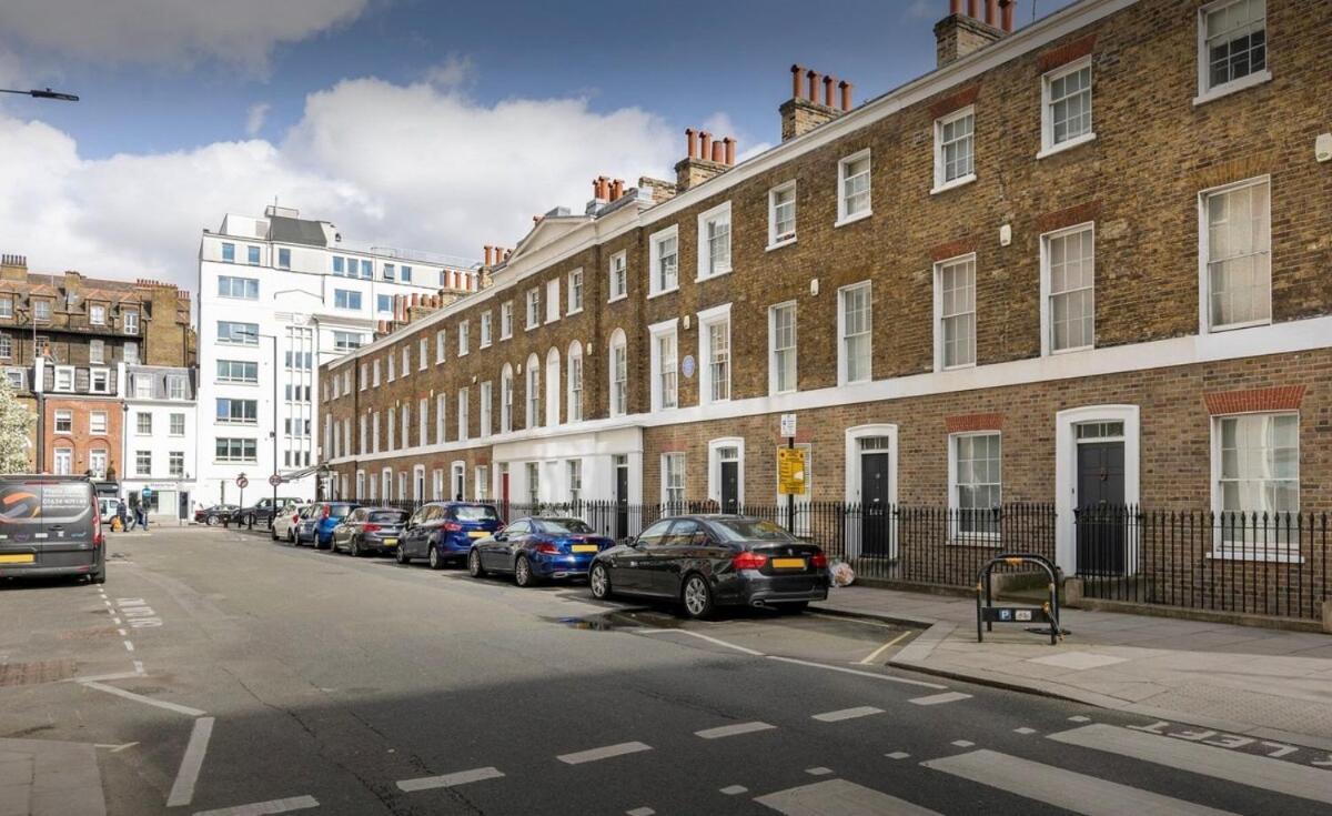 Elegant 4-story Townhouse Near Victoria Station Villa *