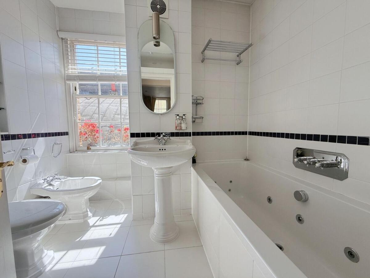 Villa Elegant 4-story Townhouse Near Victoria Station *