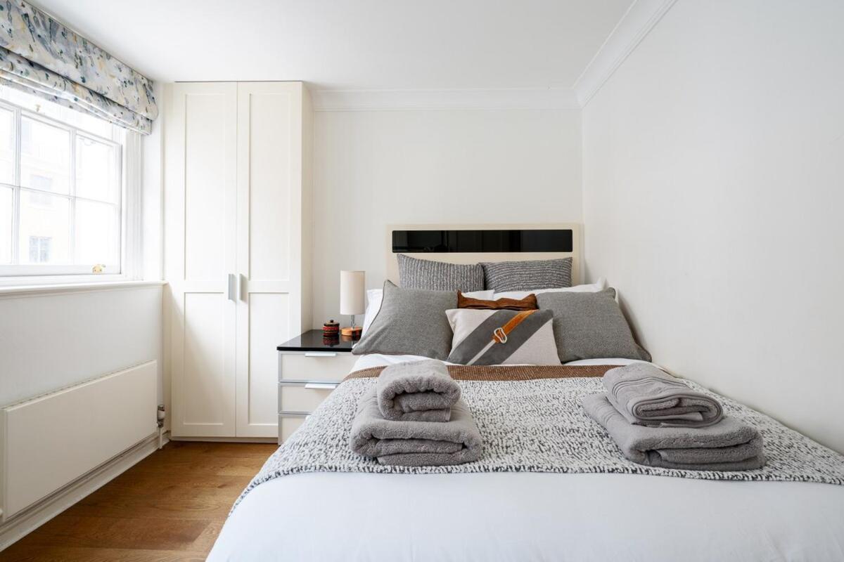 Elegant 4-story Townhouse Near Victoria Station London