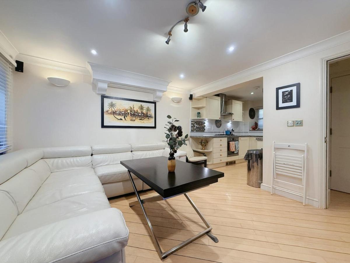 Elegant 4-story Townhouse Near Victoria Station