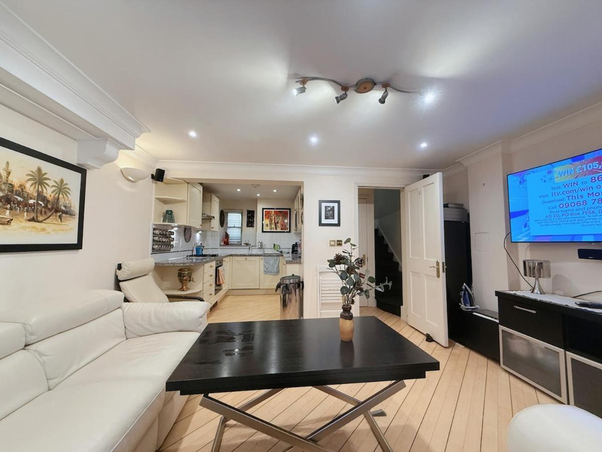 Elegant 4-story Townhouse Near Victoria Station