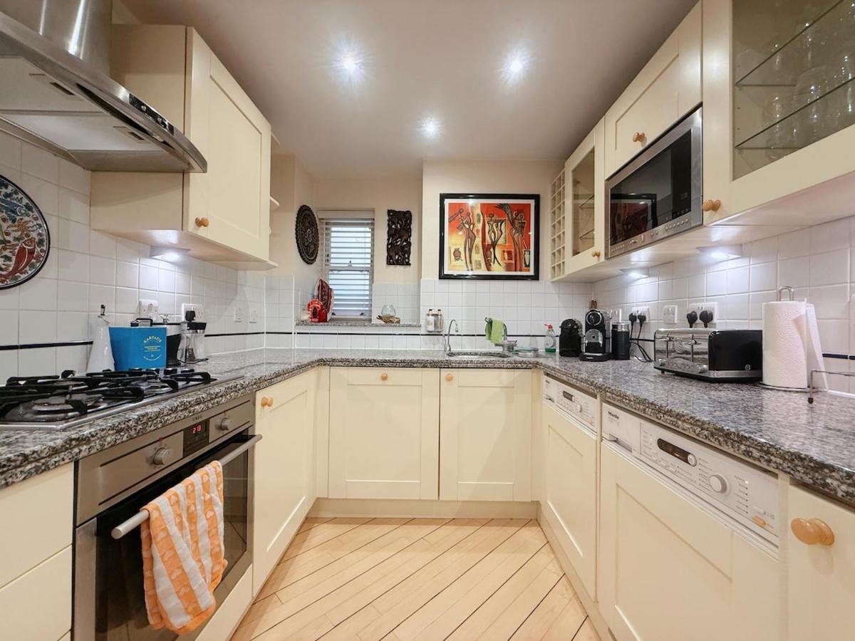 Elegant 4-story Townhouse Near Victoria Station Villa