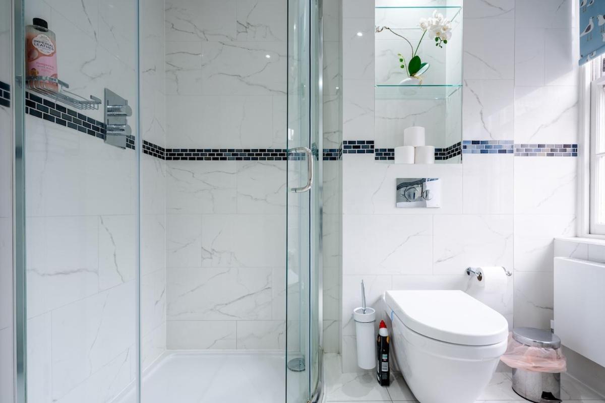 Elegant 4-story Townhouse Near Victoria Station * London