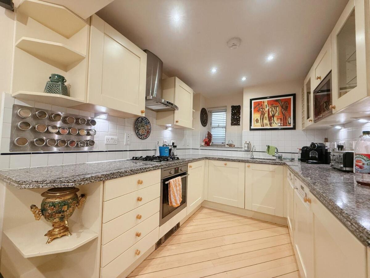 Elegant 4-story Townhouse Near Victoria Station Villa *