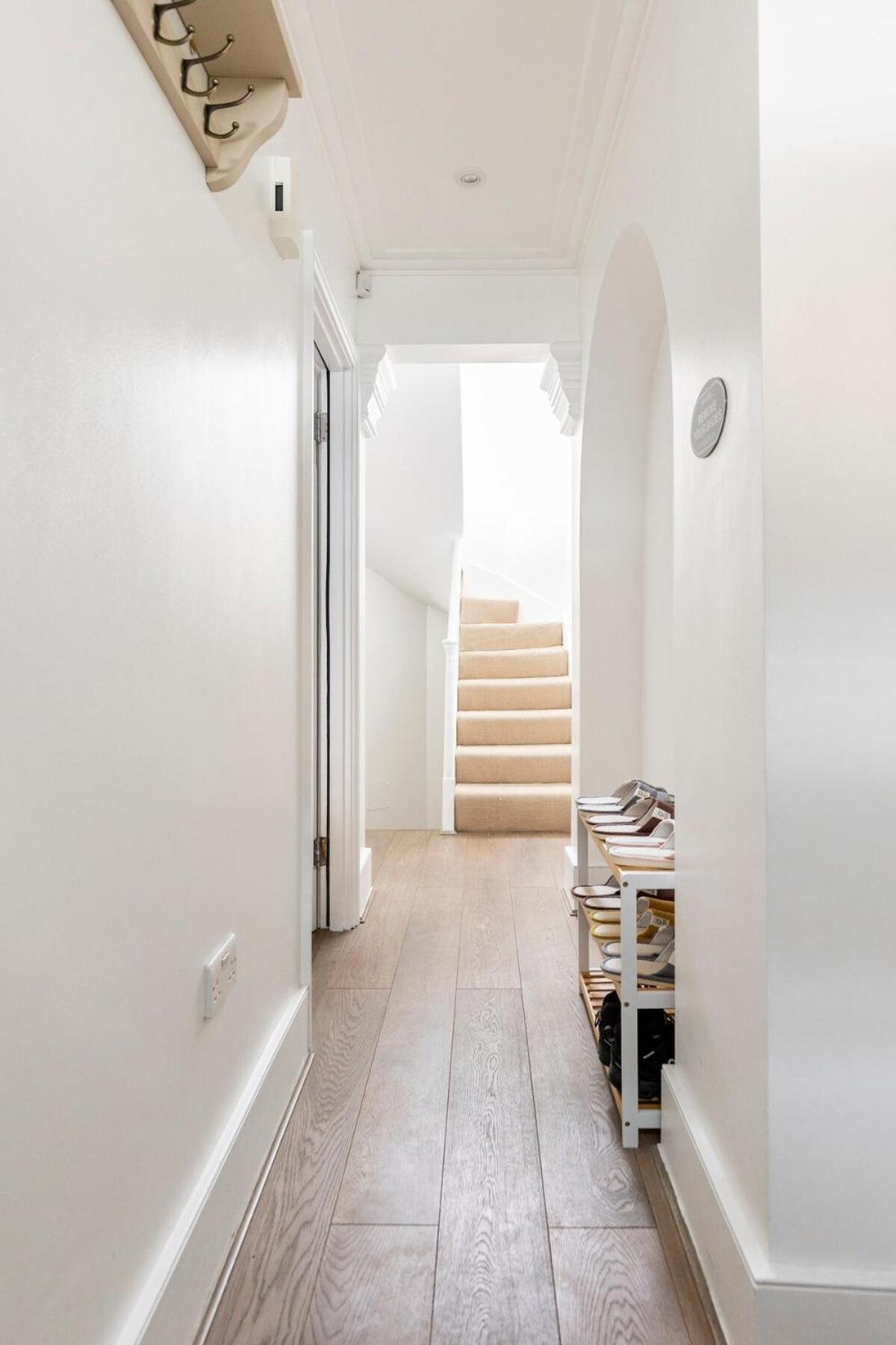 Elegant 4-story Townhouse Near Victoria Station *