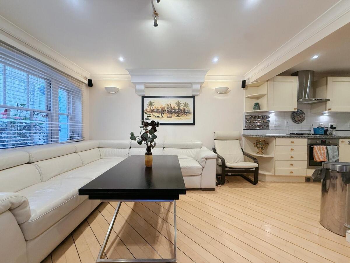 Elegant 4-story Townhouse Near Victoria Station