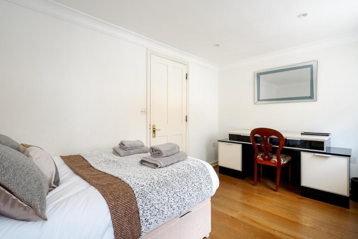 Elegant 4-story Townhouse Near Victoria Station Villa *