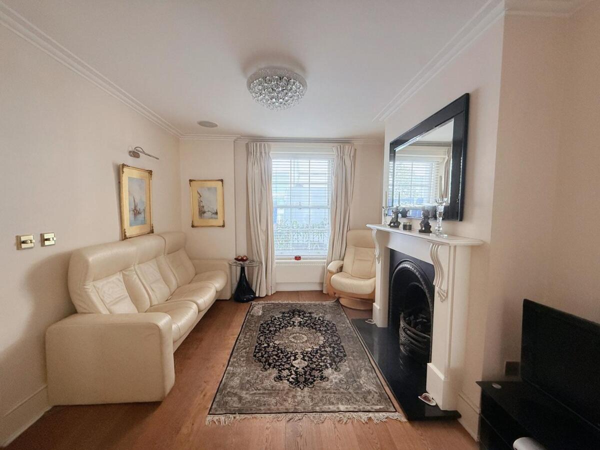Elegant 4-story Townhouse Near Victoria Station Villa London