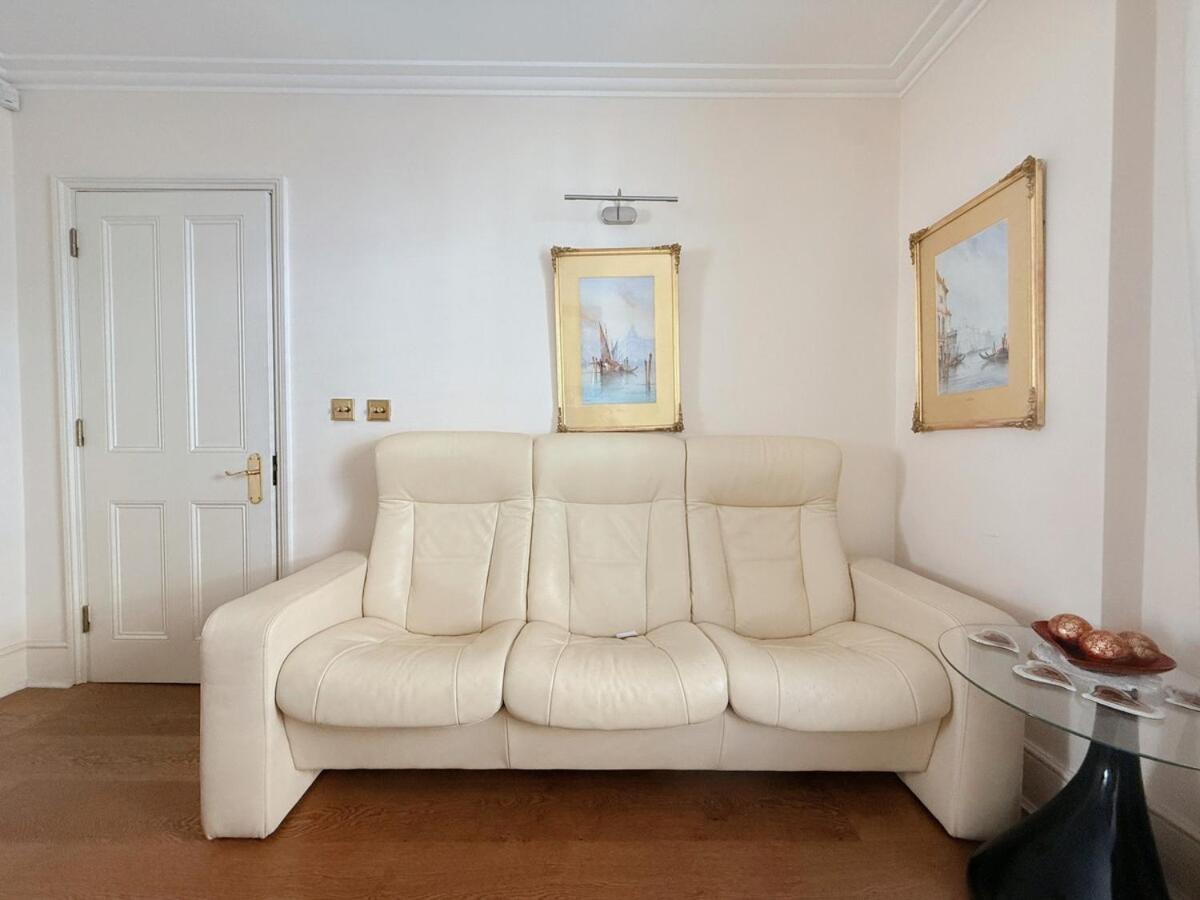 Elegant 4-story Townhouse Near Victoria Station Villa *