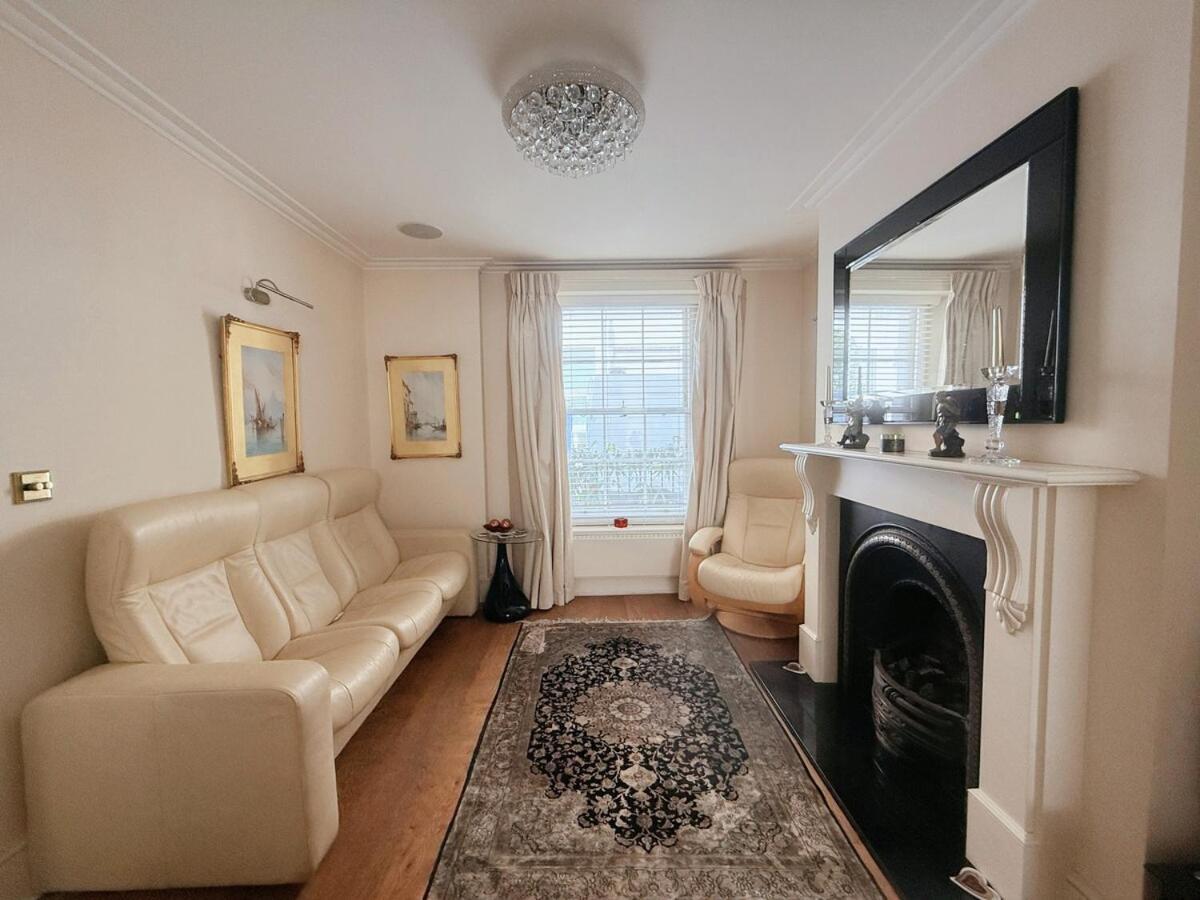 Villa Elegant 4-story Townhouse Near Victoria Station London