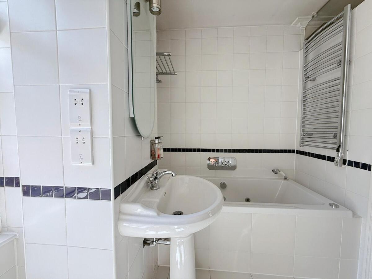 Elegant 4-story Townhouse Near Victoria Station London