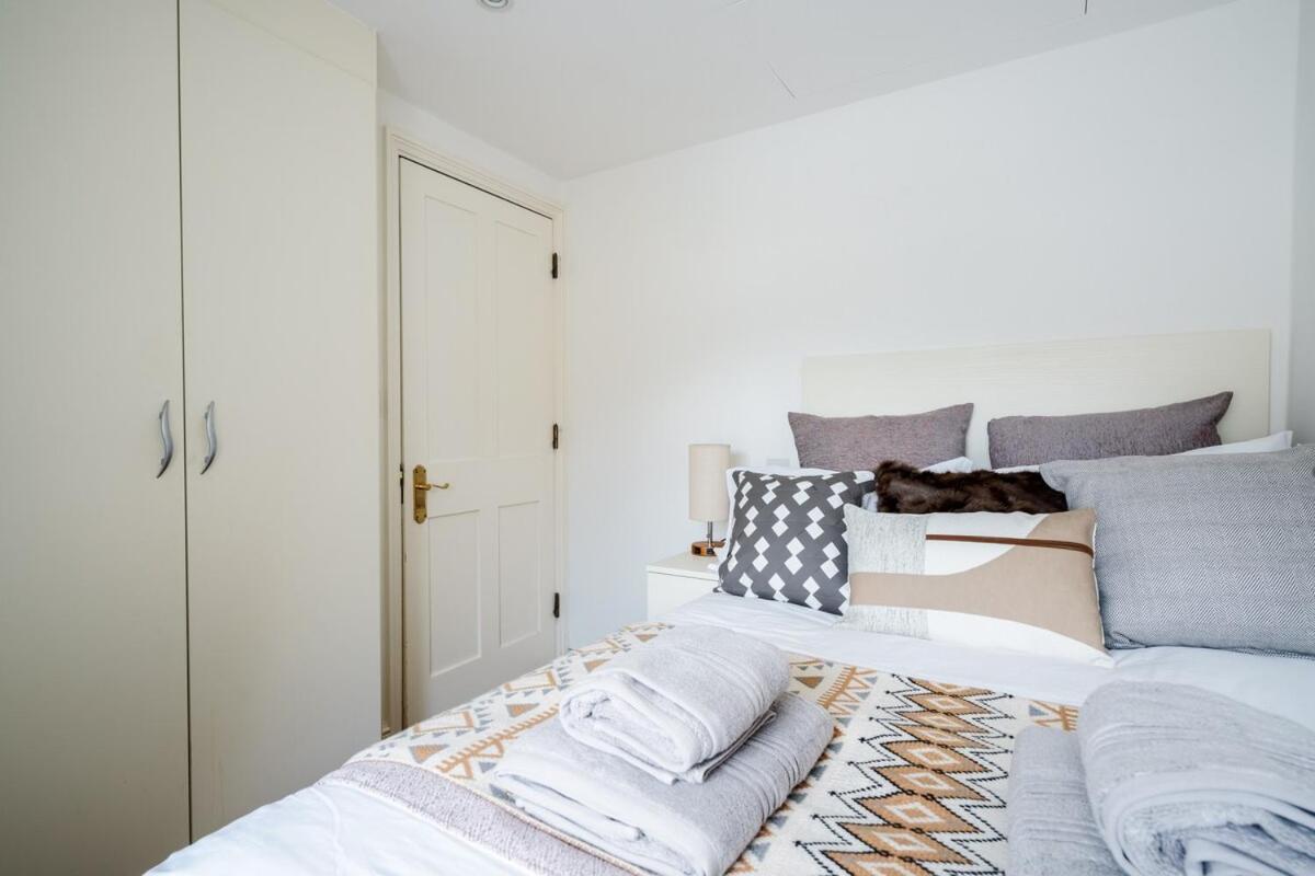 Elegant 4-story Townhouse Near Victoria Station * London