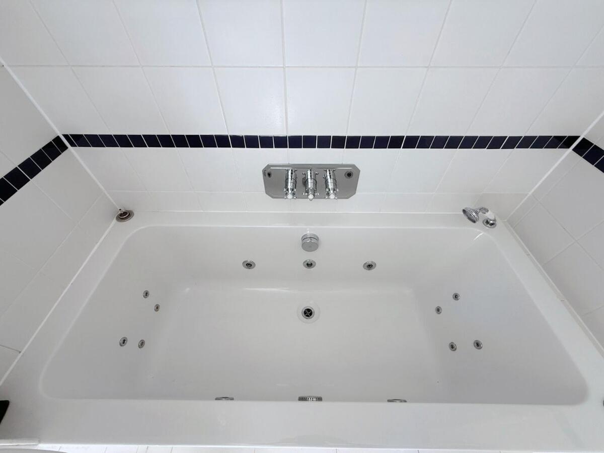 Villa Elegant 4-story Townhouse Near Victoria Station London