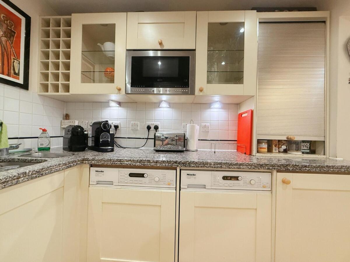 Elegant 4-story Townhouse Near Victoria Station London